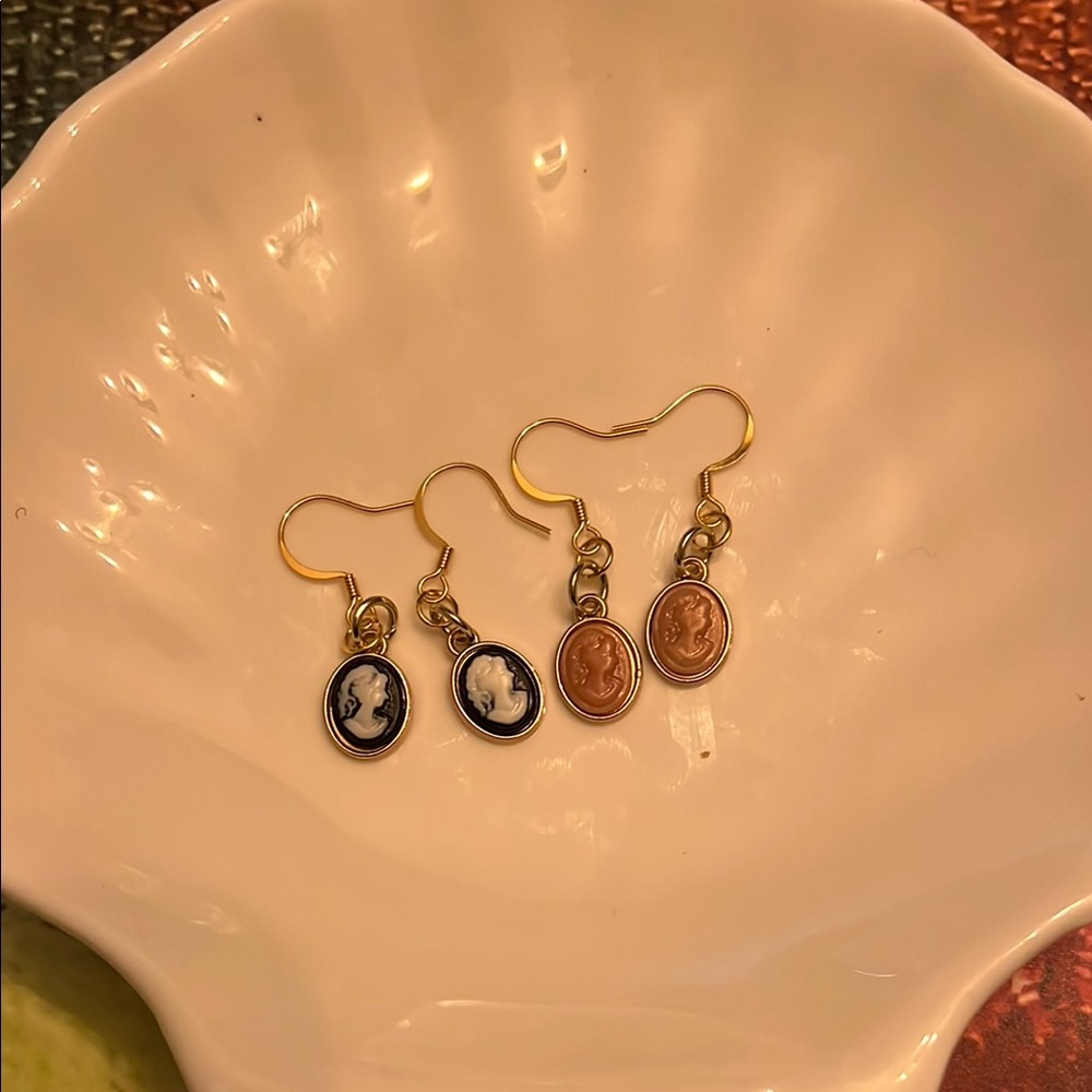 Elegant Black and Gold Earrings with Minimalist Design